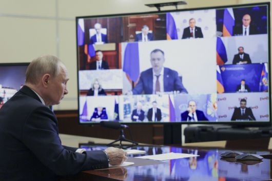 블라디미르 푸틴 러시아 대통령이 4일(현지시간) 모스크바 외곽 노보-오가료보의 관저에서 화상으로 각료 회의를 주재하고 있다./AP·연합