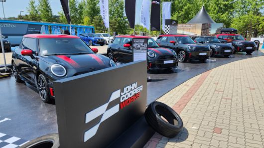 지난 5일 BMW 30주년 페스티벌 현장에 전시된 JCW 미니 쿠퍼 등의 모습./김정규 기자