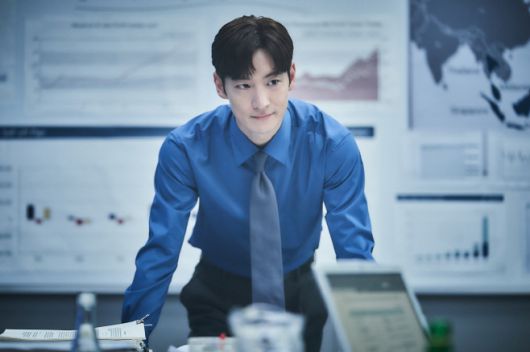 이제훈은 영화 '소주전쟁'에서 냉철하고 예민한 성격의 글로벌 투자사 직원 '인범'을 연기하기 위해 의상과 말투 등 외적인 부분에 많은 신경을 기울였다고 밝혔다./제공=쇼박스