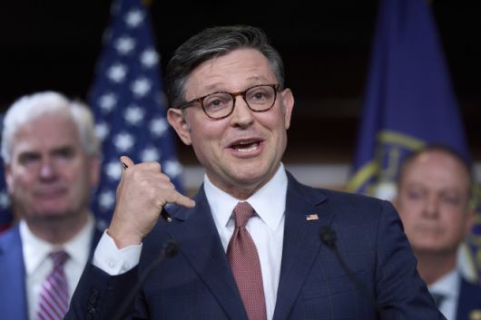 미국 공화당 소속 마이크 존슨 연방 하원의장이 4일(현지시간) 워싱턴 D.C.의 연방의회 의사당에서 기자들에게 이번주에 일론 머스크 테슬라 최고경영자(CEO)와 전화 통화를 했다고 말하고 있다./AP·연합