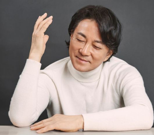 지휘자 함신익. 2025년 6월 20일, 롯데콘서트홀에서 열리는 '영웅들을 추모하며' 무대를 이끄는 함신익은 음악을 통해 기억과 위로, 그리고 경의를 전하는 지휘자로서 깊은 해석과 섬세한 감성을 담아낼 예정이다.  / 사진 심포니 송