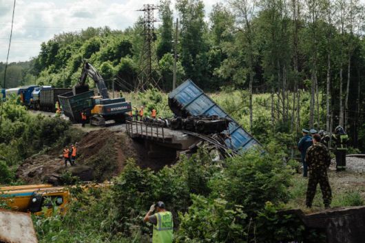 알렉산더 킨슈타인 러시아 쿠르스크주 지사 대행이 1일(현지시간) 텔레그램을 통해 공개한 사진으로 쿠르스크 지역 철도 교량 붕괴 현장에서 화물 열차 구조 작업이 진행되고 있다./AFP·연합