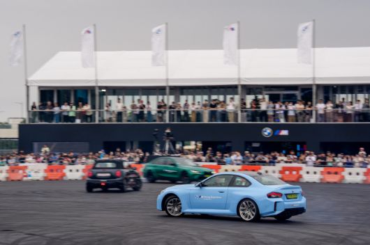 관객들 앞에서 드리프트 시연을 하고 있는 BMW 퍼포먼스팀,/BMW그룹코리아