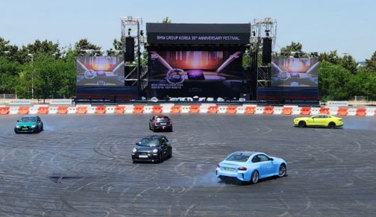 지난 5일 인천에 위치한 BMW드라이빙센터에서 열린 '30주년 페스티벌' 미디어 행사에서 BMW 퍼포먼스팀이 드리프트 퍼포먼스를 시연하고 있다./김정규 기자