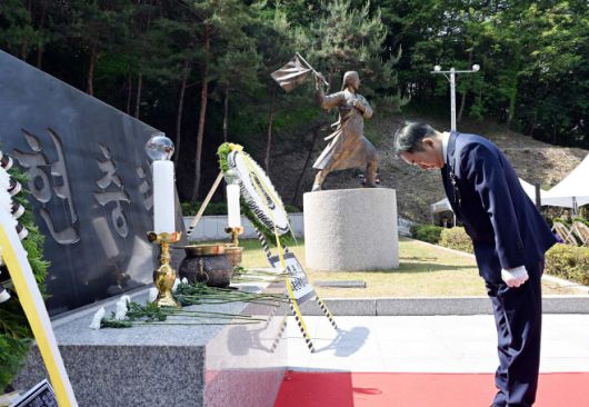 김연균 의정부시의장이 6일 자일동 현충탑 광장에서 열린 추념식에서 절을 하고 있다./의정부시의회