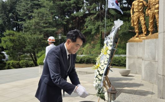하은호 군포시장이 6일 '한얼공원'내 현충탑에서 진행된 '제70회 현충일'추념식에 참석해 헌화 및 분향을 하고 있다./군포시