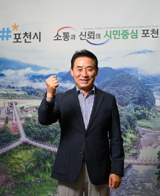 백영현 포천시장이 5일 시장 집무실에서 진행된 아시아투데이와 인터뷰를 마친 후 파이팅을 외치는 세레머니를 하고 있다./정재훈기자