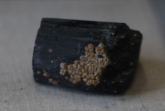 영국 런던의 자연사 박물관에 전시된 희토류 원소 함유 주요 광석 광물인 제노타임 샘플로 6일(현지시간) 찍은 사진./로이터·연합