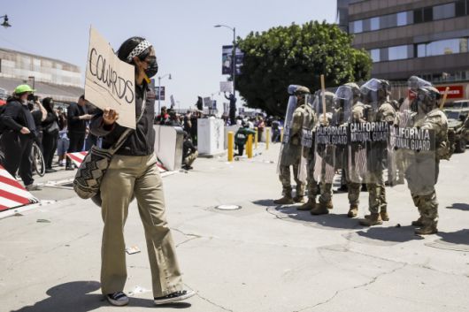 시위대가 8일(현지시간) 미국 로스앤젤레스(LA)에 배치된 주방위대 앞에서 불법 이민자 체포·추방에 반대하는 시위를 벌이고 있다./EPA·연합