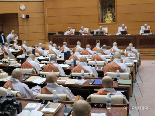 화재 직전까지 한국불교역사문화기념관 국제회의장에서 진행하던 조계종 중앙종회 모습./사진=황의중 기자