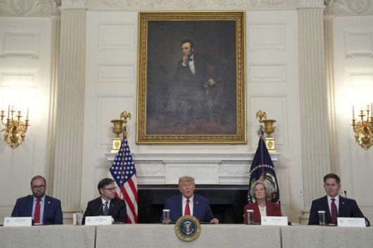 도널드 트럼프 미국 대통령(가운데) 9일(현지시간) 백악관에서 열린 기업인들과의 '인베스트 인 아메리카' 라운드 테이블에서 발언하고 있다. 이를 제이슨 스미스 공화당 하원의원(왼쪽부터)·마이크 존슨 하원의장·수지 와일스 백악관 비서실장·마이클 델 델테크놀로지스 최고경영자(CEO)가 경청하고 있다./AP·연합