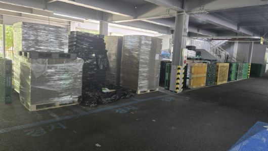 안양농협 본점 부설주차장에 쌓인 농자재.              /엄명수 기자