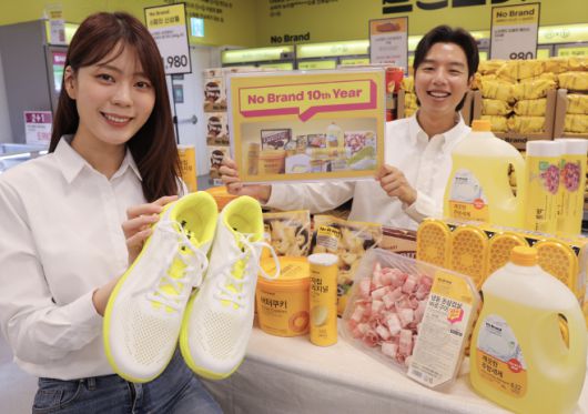 11일 서울 이마트 용산점에서 모델들이 노브랜드 10주년 할인 행사 상품을 소개하고 있다./이마트