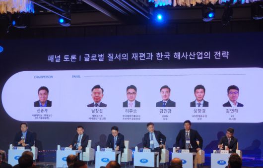 조선해운업계 관계자들이 11일 서울 광화문 포시즌스 호텔에서 열린 'KR 창립 65주년 기념 행사'에서 패널토론을 하고 있다. 왼쪽부터 신종계 서울대 명예교수, 남창섭 해양수산부 해사산업기술과장, 허주송 한국해양진흥공사 프로젝트금융부장, 김민강 HMM 상무, 성창경 HD현대중공업 상무, 김연태 KR 부사장. /김한슬 기자