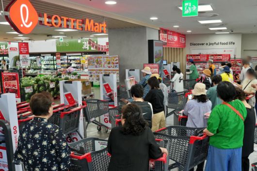 서울 노원구에 위치한 롯데마트 중계점 입구에서 매장 오픈을 대기하는 고객의 모습. 롯데마트는 12일부터 18일까지 롯데 20개 계열사가 참여하는 대대적인 할인행사 '롯데레드페스티벌' 2단계 행사를 이어간다.