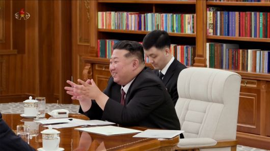 김정은 북한 국무위원장이 지난 4일 당 중앙위원회 본부청사에서 푸틴 러시아 대통령의 위임을 받아 방북한 세르게이 쇼이구 러시아 안전이사회 서기장을 접견했다고 조선중앙TV가 5일 보도했다. /연합