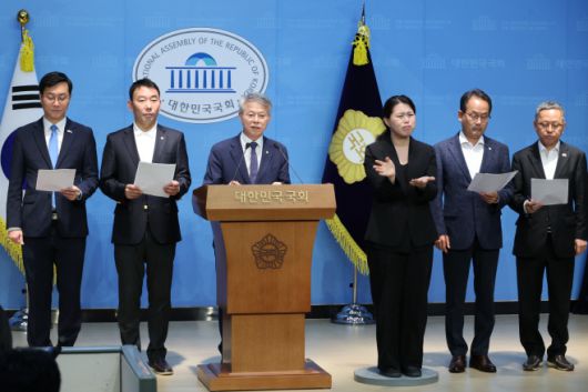 더불어민주당 장경태(왼쪽부터)·김용민·민형배·강준현·김문수 의원이 11일 서울 여의도 국회 소통관에서 검찰청법 폐지법안, 공소청 신설법안 등 검찰개혁을 위해 발의한 법안들에 대해 설명하고 있다. /연합