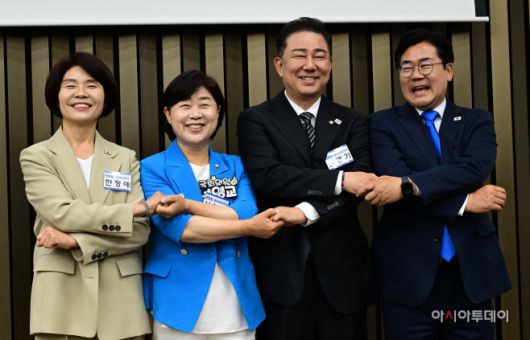 한정애 더불어민주당 선관위원장(왼쪽부터), 김병기-서영교 원내대표 후보, 박찬대 대표 직무대형 겸 원내대표가 13일 국회에서 열린 더불어민주당 제2기 원내대표 선출 의원총회에서 손을 맞잡고 있다. /이병화 기자