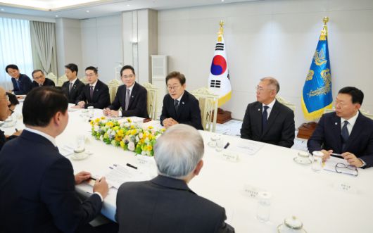 이재명 대통령이 13일 서울 용산 대통령실에서 6경제단체·기업인 간담회를 하고 있다./연합뉴스