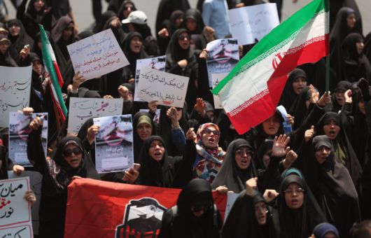 이란 여성들이 13일(현지시간) 이란 테헤란에서 이스라엘의 공습에 반대하는 시위에 참여하고 있다./EPA 연합