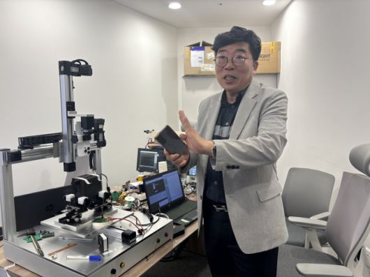 지난 11일 경기도 성남시 제2판교테크노밸리 세미플렉스타워 쓰리에이로직스 본사에서 열린 쓰리에이로직스 팸투어에서 박광범 쓰리에이로직스 대표가 자사가 개발하는 NFC(근거리 무선 통신) 칩에 대해 설명하고 있다./박진숙 기자 act@asiatoday.co.kr