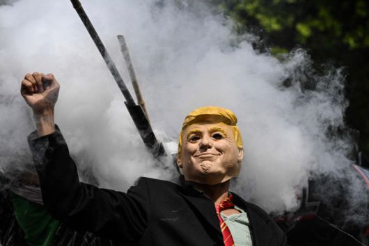 도널드 트럼프 미국 대통령에 반대하는 '노 킹스(No Kings·왕은 필요 없다' 시위대가 14일(현지시간) 캘리포니아주 로스앤젤레스(LA)에서 트럼프 대통령의 대형 인형을 들고 시위를 벌이고 있다./AFP·연합