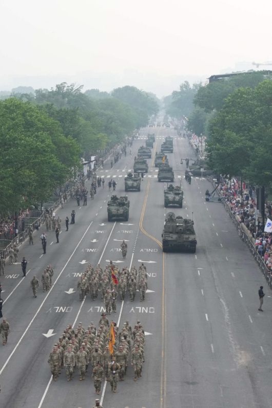 도널드 트럼프 미국 대통령의 79번째 생일인 14일(현지시간) 워싱턴 D.C.에서 미국 육군 창설 250주년 기념 퍼레이드가 진행되고 있다./AFP·연합