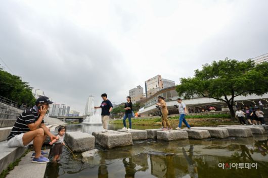16일 서울 강북구 수유동 우이천에서 수변활력거점 조성사업 개장식이 열린 가운데 시민들이 우이천을 산책하고 있다. 서울시는 '서울형 수변감성도시' 11번째 프로젝트로 우이천 수변활력거점을 이날 개장했다. /정재훈 기자