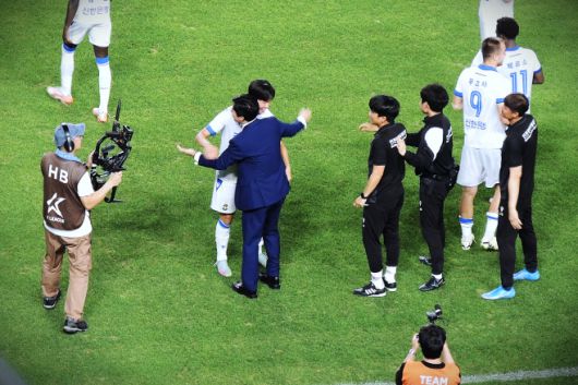 멀티골을 터뜨린 인천 유나이티드 박승호가 경기 종료 후 윤정환 감독과 포옹하며 승리의 기쁨을 나누고 있다. 박승호는 이날 자신의 프로 첫 멀티골을 기록했다. / 사진 전형찬 선임기자