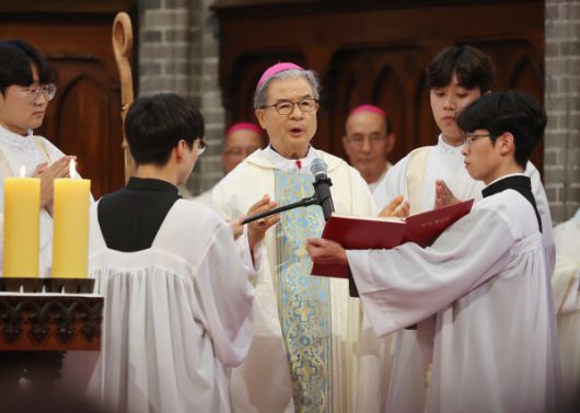 이용훈 주교, 교황 선출 감사 미사 집전. 이용훈 주교가 16일 서울 중구 명동성당에서 열린 레오 14세 교황 선출 감사 미사를 집전하고 있다./연합