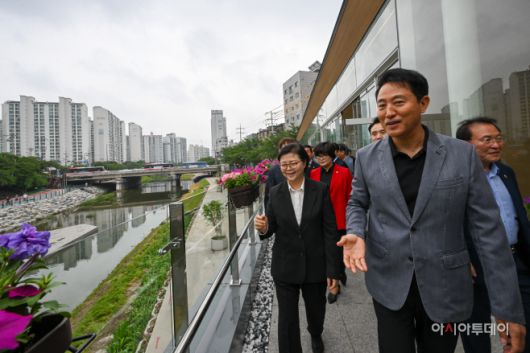 오세훈 서울시장이 16일 서울 강북구 수유동 우이천에서 열린 수변활력거점 조성사업 개장식에 참석해 이순희 강북구청장(왼쪽)과 시설을 둘러보고 있다. /정재훈 기자