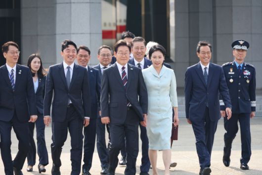 주요 7개국(G7) 정상회의에 참석하는 이재명 대통령과 김혜경 여사가 16일 성남 서울공항에서 더불어민주당 김병기 원내대표, 강훈식 대통령비서실장 등과 함께 공군 1호기로 향하고 있다. /연합뉴스