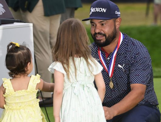J.J. 스펀이 15일(현지시간) PGA 투어 US오픈에서 우승한 뒤 두 딸과 대화를 나누고 있다. /UPI 연합뉴스