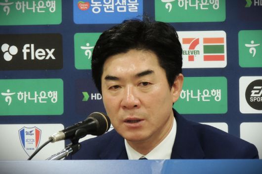 경기 후 열린 공식 기자회견에서 발언 중인 인천 유나이티드 윤정환 감독. 그는 "승점 10점 차라도 안일한 생각은 없다"며 독주 체제 속에서도 긴장을 늦추지 않겠다는 뜻을 밝혔다. / 사진 전형찬 선임기자