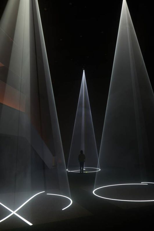 '빛의 조각가' 안소니 맥콜의 대표 연작 '솔리드 라이트' 전시 전경. /푸투라 서울