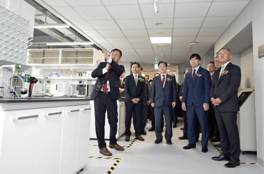 정의선 현대차그룹 회장과 김재호 고려중앙학원 이사장 등 참석자들이 정몽구 미래의학관의 백신 개발 연구 시설에 대한 설명을 듣고 있는 있는 모습. 사진 오른쪽으로부터 정의선 현대차그룹 회장, 김재호 고려중앙학원 이사장, 김동원 고려대 총장, 윤을식 고려대 의무부총장./현대차그룹