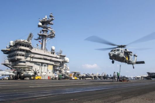 미국이 중동 지역으로 핵 추진 항공모함 등 전략자산을 이동 중인 가운데 지난 4월12일 중동 한 지역에서 훈련 중인 항모 칼빈슨호에서 MH-60S 시호크 헬기가 출격하고 있다. AP