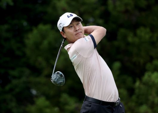 전가람이 드라이버 샷을 때리고 있다. /KPGA