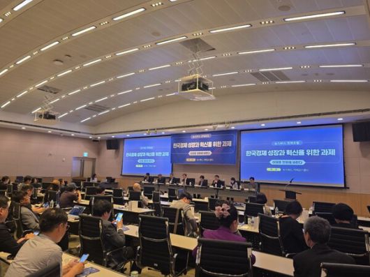 뉴스버스 경제포럼 ‘한국경제 성장과 혁신을 위한 과제-이재명 정부에 바란다’가 18일 한국경제인협회 컨퍼런스센터 다이아몬드룸에서 진행됐다. 조미진 명지대 국제통상학과 교수, 김판건 미래과학기술지주 대표, 박시동 골디락스 경제연구소장, 고재학 뉴스버스 고문 등이  토론자로 참여해 주제발표자들과 토론을 벌였다.