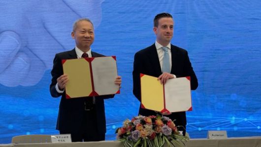 대만 국방부 산하 군사기술 연구기관인 중산(中山)과학연구원과 미국 오터린(Auterion) 관계자가 17일 대만 타이베이(臺北)에서 무인 무기 개발을 위한 양해각서(MOU)에 서명한 후 이를 들어보이고 있다./오터린 홈페이지 캡처