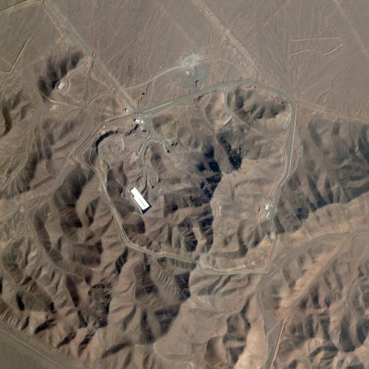 미국 민간 위성업체 플래닛 랩이 6월 13일(현지시간) 공개한 위성 사진으로 5월 19일 찍은 이란 곰 북동쪽에 있는 포르도 우라늄 농축 시설 모습./AFP·연합