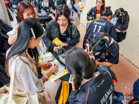 행사장에서 HLE 선수들에게 보낼 질문과 문구를 적고 있는 현지 팬들의 모습/호치민시 정리나 특파원