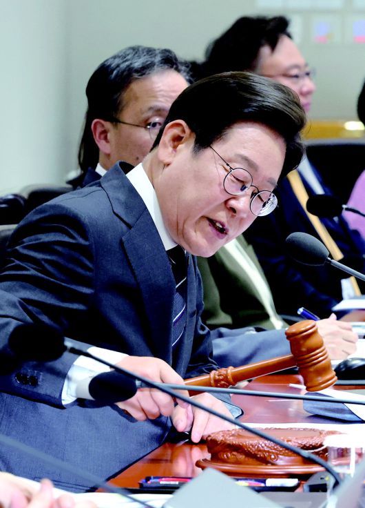 이재명 대통령이 19일 용산 대통령실에서 열린 국무회의에서 개회 선언을 하고 있다. 이 대통령은 이날 새벽 G7 정상회의 참석 일정을 마치고 귀국해 오후에 바로 국무회의를 주재했다. "지금 (경제 상황이) 너무 침체가 심해 정부의 역할이 필요할 때"라며 "국가재정을 이제 사용할 때가 됐다"고 말했다.  /연합