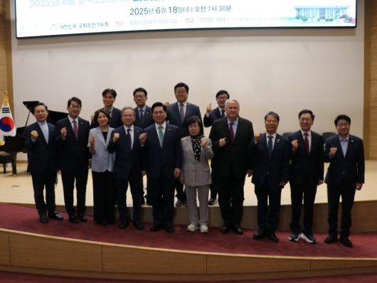 18일 서울 여의도 국회의원회관 대회의실에서 열린 ‘나라와 국민 대통합을 위한 국회조찬기도회’에서 여야 기독 국회의원들과 여의도순복음교회 이영훈 목사(왼쪽 다섯번째)를 비롯해 참석자들이 국민대통합을 외치고 있다. / 사진=국회조찬기도회