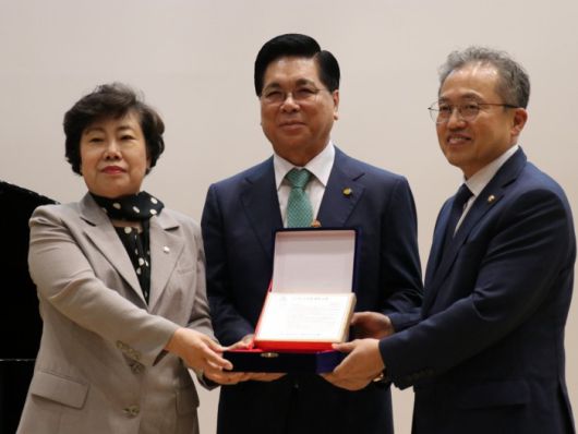 기도회에서는 제헌국회기도문패 전달식도 진행됐다. 더불어민주당 송기헌 의원(오른쪽)과 국민의힘 조배숙 의원이 이영훈 목사(가운데)에게 기도문패를 전달했다. / 사진=국회조찬기도회