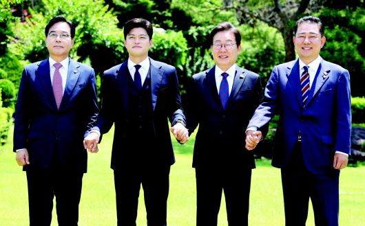 이재명 대통령이 22일 한남동 관저에서 여야 지도부와 오찬에 앞서 기념촬영을 하고 있다. 국민의힘 송언석 원내대표(왼쪽부터), 김용태 비상대책위원장, 이 대통령, 김병기 더불어민주당 당대표 직무대행 겸 원내대표.  /연합