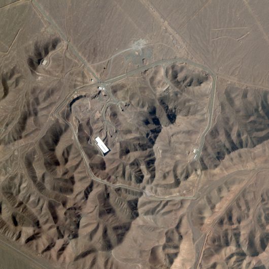 미국 민간 위성업체 플래닛 랩이 6월 13일(현지시간) 공개한 위성 사진으로 5월 19일 찍은 이란 곰 북동쪽에 있는 포르도 우라늄 농축 시설 모습./AFP·연합