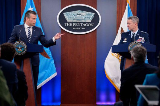 피트 헤그세스 미국 국방부 장관(왼쪽)과 댄 케인 합참의장이 22일 오전(현지시간) 워싱턴 D.C. 인근 버지니아주 알링턴의 국방부 청사에서 전날 이뤄진 이란 핵시설 3곳에 대한 공습에 관해 브리핑하고 있다./AFP·연합
