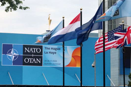 24~25일(현지시간) 북대서양조약기구(NATO·나토) 정상회의가 예정된 네덜라드 헤이그에 회원국 국가들이 게양돼 있는 모습으로 22일 찍은 사진./로이터·연합