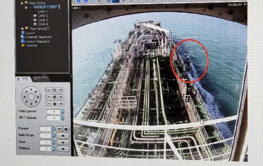 한국 국적 화학 운반선 '한국케미'가 2021년 1월 4일(현지시간) 호르무즈 해협의 오만 인근 해역 공해상에서 이란 혁명수비대에 나포돼 이란항에 도착하고 있다. 오른쪽 동그라미는 혁명수비대 고속정이 유조선에 접근해 승선하는 장면이 CCTV에 촬영된 모습./연합